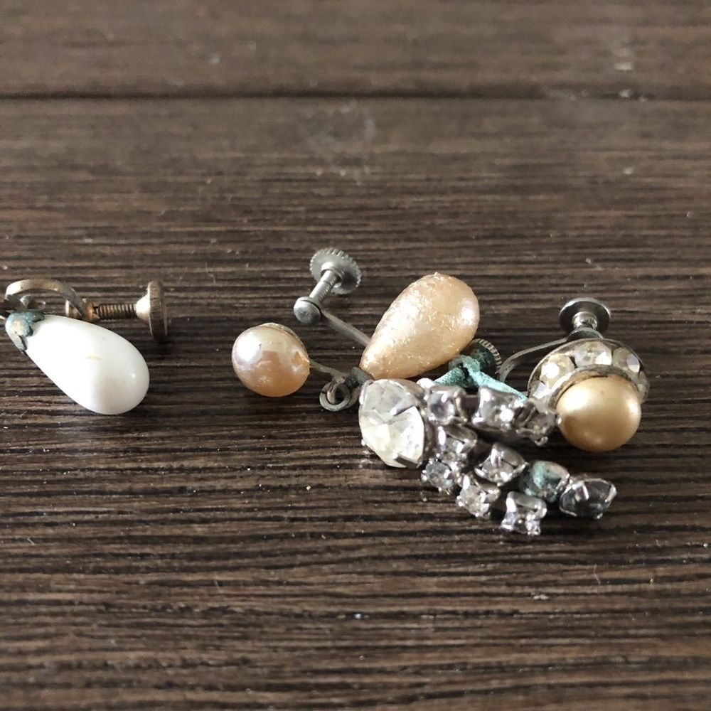 Vintage single turn style earrings 4 ct.